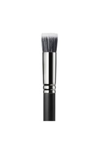 Makeup børste med en svart matte håndtak, metallisk sølv ferrule, og tette svart-hvite bust som er designet for presis påføring.