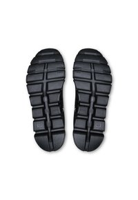 Semelles de baskets noires en caoutchouc texturé, avec un motif en grille et un relief distinct pour l'adhérence. Des accents notables incluent les étiquettes "CLOUDTEC" et "SPEEDBOARD".