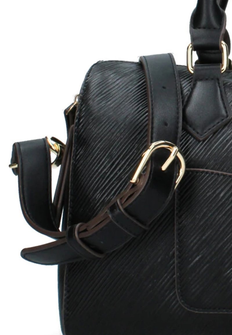 Sac à main en cuir noir avec des lignes diagonales texturées, des accents en métal doré et une bandoulière amovible. Caractérisé par un corps rectangulaire et un design structuré.