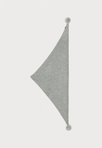 Grå triangulär textil med en mjuk textur och pom-pom detaljer i de övre hörnen. Har en enkel, minimalistisk design.