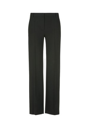 Zwarte, wijde broek van gladde stof; heeft een platte voorkant met vouwlijnen, riemlussen en een getailleerde silhouet.