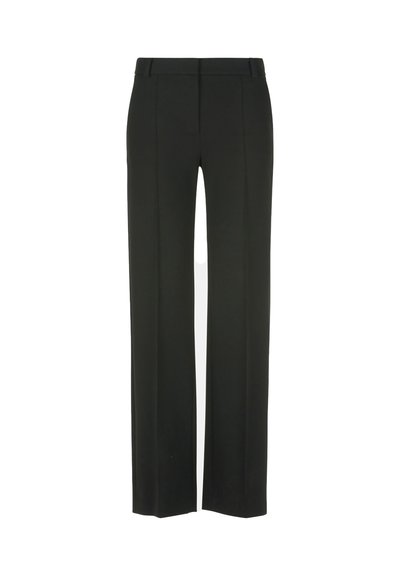 Zwarte, wijde broek van gladde stof; heeft een platte voorkant met vouwlijnen, riemlussen en een getailleerde silhouet.