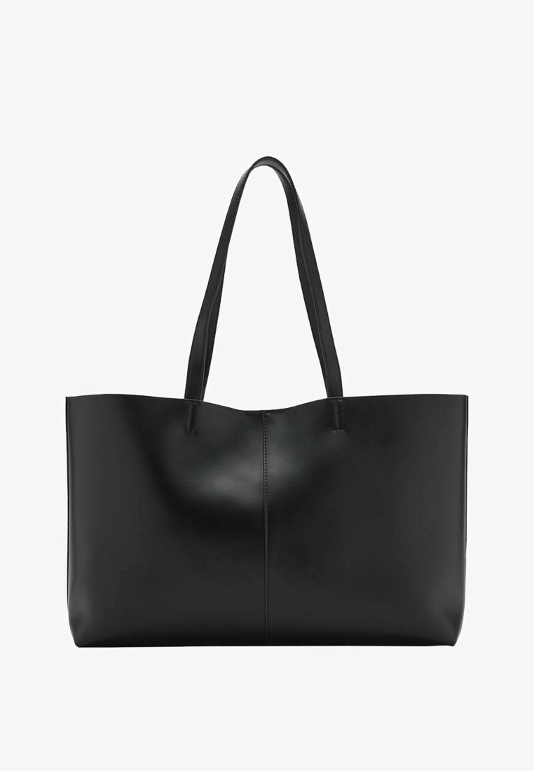 Svart läder tote-väska med två långa handtag, en elegant design och subtila sömdetaljer längs mittsjön. Slät textur.