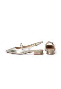 Slingback boty s špičatou špičkou z metalické zlaté kůže, s malým blokovým podpatkem a nastavovacím páskem kolem kotníku s detaily s přezkou.