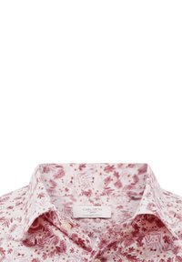 Bluse mit floralem Muster in hellrosa und cremefarbenen Tönen, ausgestattet mit einem klassischen Kragen, Knopfleiste und einer weichen Stofftextur.