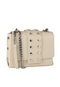 Beige leren crossbodytas met zilveren studs, een overslagklep en een kettingriem. Gestructureerd oppervlak met metalen accenten.