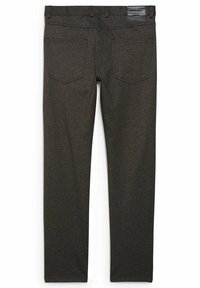 Tmavě šedé kalhoty s texturovanou tkaninou, opatřené dvěma zadními kapsami a koženou štítkem na pase. Přizpůsobený střih s přímým řezem.