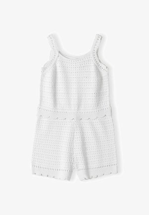 Bijeli pamučni kombinezon bez rukava s kukičanim uzorkom i nazubljenim rubovima na pojasu i rubovima kratkih hlača.