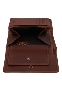 Portefeuille en cuir marron ouvert, montrant des compartiments vides et quelques pièces dans une poche à monnaie avec un bouton pression.