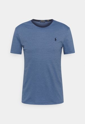 Blaues und marineblaues T-Shirt mit schmalen Streifen, kurzen Ärmeln und Rundhalsausschnitt mit kleinem gesticktem Logo auf der linken Brust.
