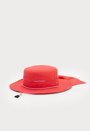 Chapeau extérieur rouge en tissu léger avec un large bord et un rabat de cou. Il dispose d'une sangle sous le menton et présente un logo sur le côté.