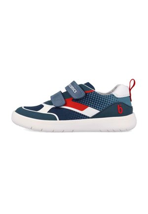 Zapatilla infantil azul, roja y blanca con tiras de velcro, parte superior de malla estampada, suela blanca gruesa y lengüeta roja en el talón.