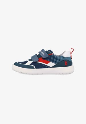 Zapatilla infantil azul, roja y blanca con tiras de velcro, parte superior de malla estampada, suela blanca gruesa y lengüeta roja en el talón.