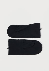 Para czarnych rękawiczek z regulowanymi sznurkami na nadgarstkach, leżących płasko na białym tle, pokazujących sekcję kciuka i główną część ręki.