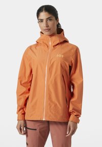 Chaqueta impermeable naranja con cremallera, capucha y logo en el lado izquierdo del pecho. Presenta un diseño elegante y una textura suave y ligera.