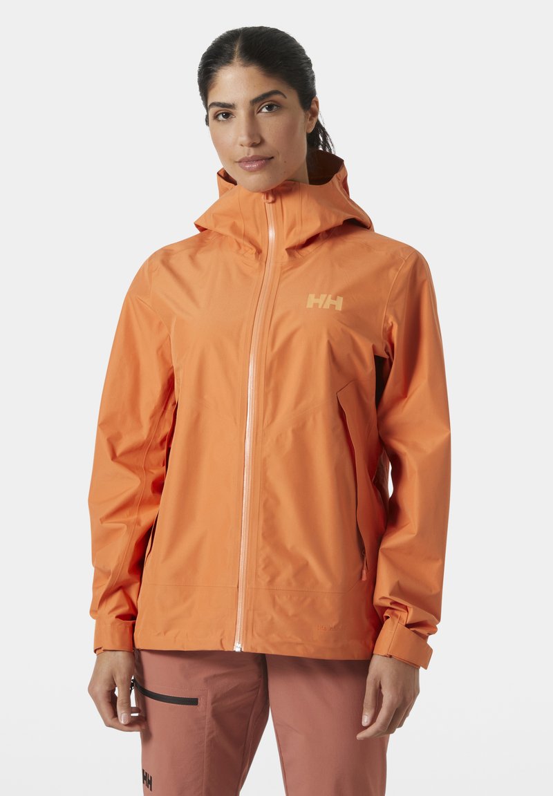 Chaqueta impermeable naranja con cremallera, capucha y logo en el lado izquierdo del pecho. Presenta un diseño elegante y una textura suave y ligera.