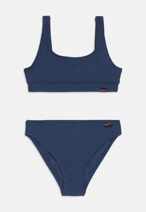 Mørkeblå ribbet bikini-sett bestående av en bralette med firkantet halsutskjæring og brede stropper, samt matchende lave truser, begge med subtil merkevare.