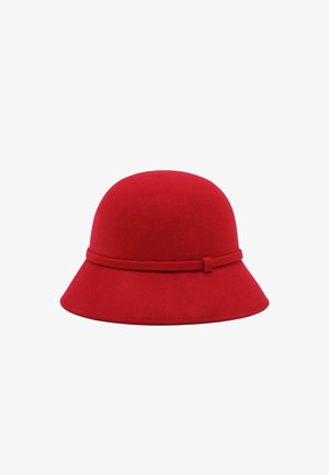Rød filtet cloche-hat med en smal dekorativ bånd omkring bunden og en let udvidet skygge.