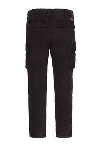 Czarne spodnie cargo wykonane z wytrzymałej tkaniny, wyposażone w liczne boczne kieszenie, o prostym kroju i wzmocnionych szwach. Widok od tyłu.