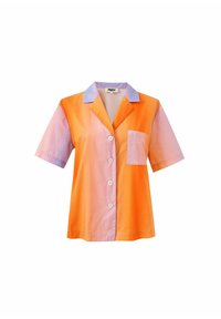 Overhemd met knopen in een kleurverloop van oranje naar lavendel. Korte mouwen, puntkraag, één borstzak en vijf witte knoppen aan de voorkant.