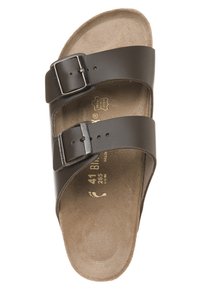 Sandalo marrone con due fibbie regolabili, soletta in suede e forma sagomata. Taglia segnata come 41, con una superficie morbida e testurizzata.