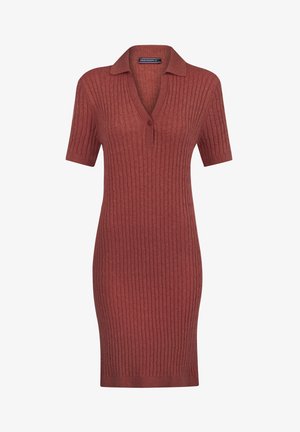 Żakardowa sukienka w czerwono-pomarańczowym odcieniu, z kołnierzykiem, krótkimi rękawami i dopasowanym krojem. Materiał ma teksturowany, pionowy wzór.