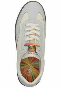 Hellgraue Wildleder- und cremefarbene Canvas-Sneaker mit weißen Schnürsenkeln. Merkmale eine farbenfrohe, radial gemusterte Innensohle und eine strukturierte, braune Gummisohle.