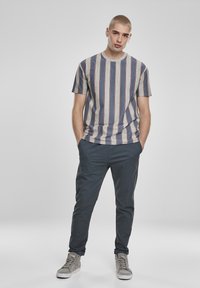 Urban Classics PRINTED OVERSIZED BOLD STRIPE TEE - Apdrukāts T-krekls - darkshadow