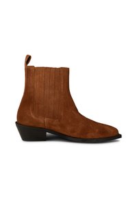 Bota de tobillo de gamuza marrón con punta afilada, tacón plano y acentos de costura vertical a lo largo de los lados. Cuenta con una lengüeta para facilitar su uso.