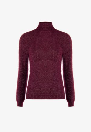 Maglione a collo alto bordeaux da donna, con maniche lunghe, dal tocco morbido e peloso e una sottile lucentezza metallica su sfondo bianco.
