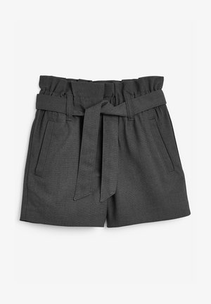 Shorts gris ajustés avec une taille haute froncée et une ceinture à nouer, dotés de poches latérales et d'une texture de tissu lisse.