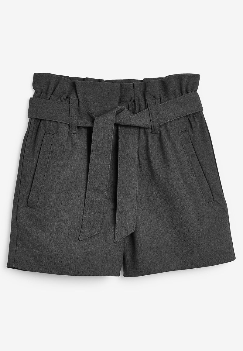Shorts gris ajustés avec une taille haute froncée et une ceinture à nouer, dotés de poches latérales et d'une texture de tissu lisse.