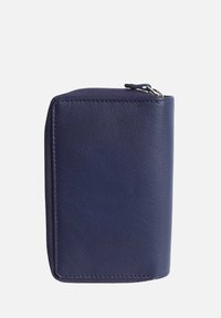 Marineblauwe leren portemonnee met een rechthoekige vorm, voorzien van een rits aan de bovenkant en een gestructureerde afwerking. Stevige stiksels zijn zichtbaar.