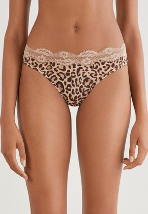 Trosor i leopardmönster med midjeband i nude lace. Har en slät yta och låg midja, vilket framhäver leopardmönstret.