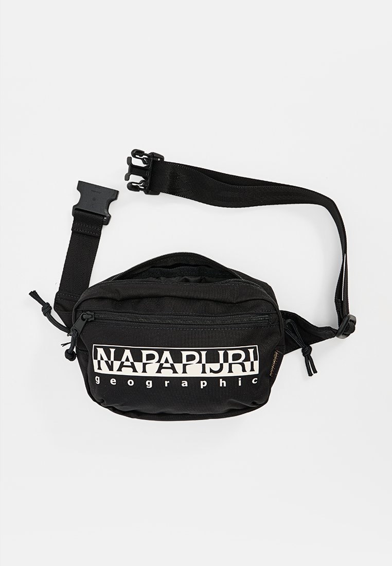 Czarna torba na pas z regulowanym paskiem i klamrą, z przednią kieszenią na zamek oraz logo "NAPAPIJRI geographic" w białym napisie.