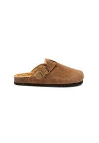 Pantofole in suede marrone con interno morbido, una fibbia metallica regolabile e una suola testurizzata per una migliore aderenza. Design con punta arrotondata e apertura sul retro.