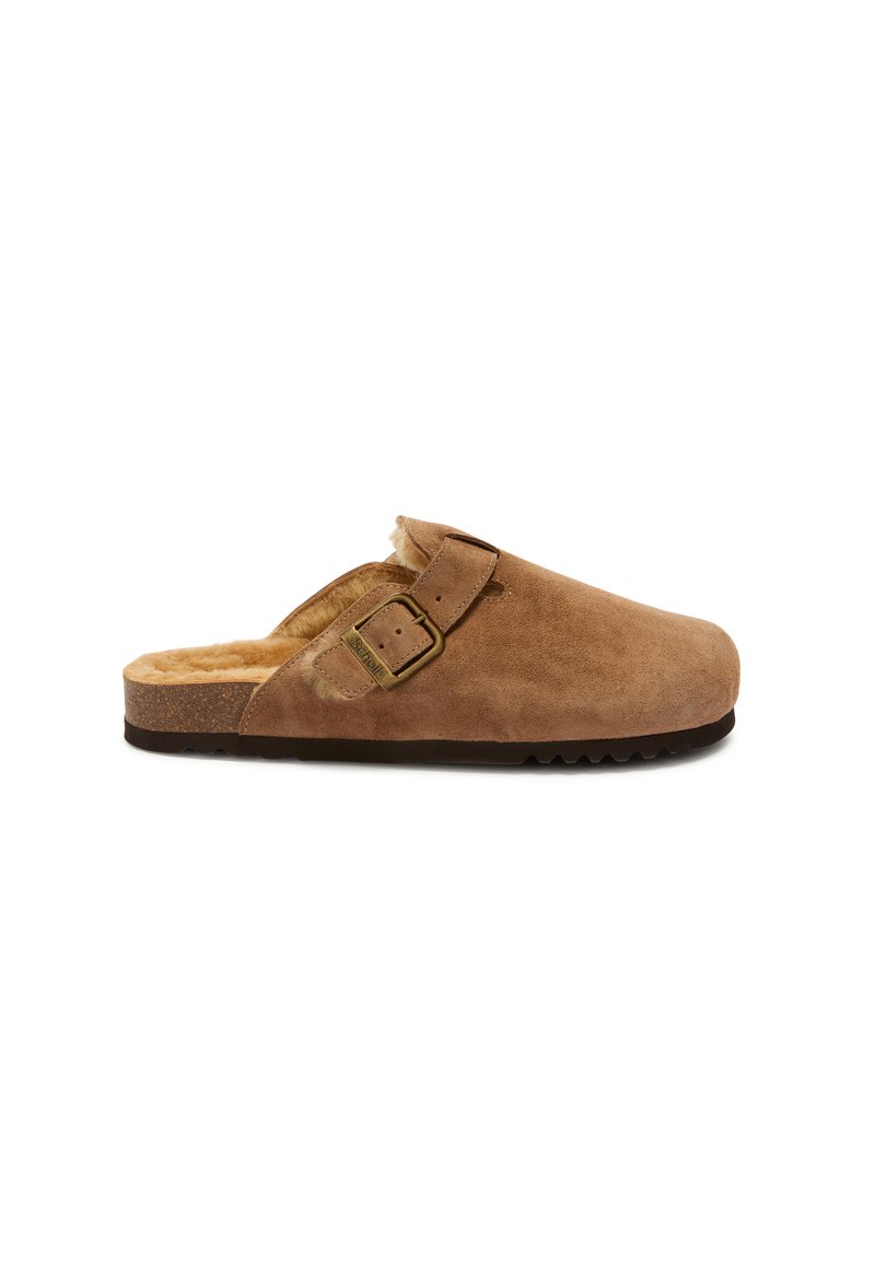 Pantofole in suede marrone con interno morbido, una fibbia metallica regolabile e una suola testurizzata per una migliore aderenza. Design con punta arrotondata e apertura sul retro.