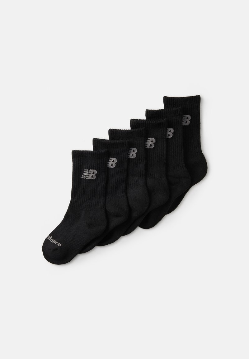 Seši melni kokvilnas zeķes, ar ribotām maliņām un diskrētu pelēku New Balance logo sānos un apakšā.