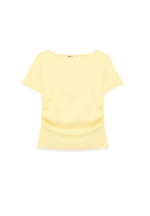 Haut femme jaune clair à manches courtes avec encolure ronde, côtés froncés et délicate bordure en dentelle blanche à l'ourlet.