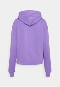Felpa viola realizzata in tessuto morbido con un design corto, dotata di cappuccio e polsini a coste. Semplice, di un colore uniforme senza motivi visibili.