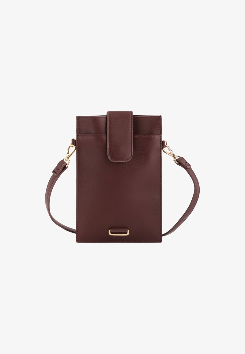 Braune Leder-Crossbody-Tasche mit Klappenverschluss, goldenen Hardware-Elementen und verstellbarem Trageriemen. Glatte Textur, rechteckige Form.