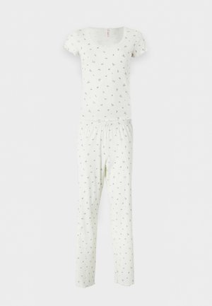 Valge lühikeste varrukatega pidžaamakomplekt väikese sinise lillemustriga, istuv topp ja lõdvad püksid elastse vööümbrisega.