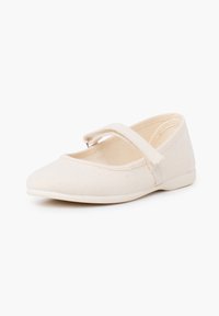 Světle béžové baletní boty z látky s rounded toe a tenkým páskem přes nárt. Elegantní design a hladká textura; flexibilní plochá podrážka.