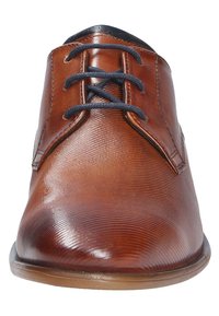 Braune Leder-Dressschuhe mit strukturiertem Finish, runder Zehenpartie, marineblauen Schnürsenkeln und einer glatten Gummisohle. Traditionelles Design mit minimalen Akzenten.