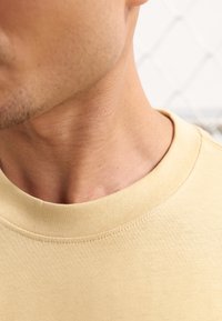 YOURTURN UNISEX BASIC OVERSIZED T-SHIRT - Jednoduché tričko - beige