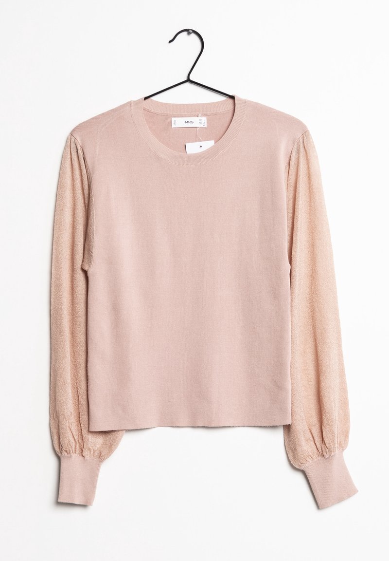 Maglione lungo rosa chiaro a maniche lunghe con texture di maglia miste, scollatura rotonda e polsini a costine, sospeso su una gruccia nera su uno sfondo bianco.
