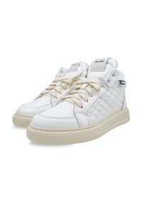 Scarpe sneakers alte bianche con pannello laterale trapuntato, lacci beige e dettagli grigi a contrasto. Realizzate in pelle con una finitura testurizzata.