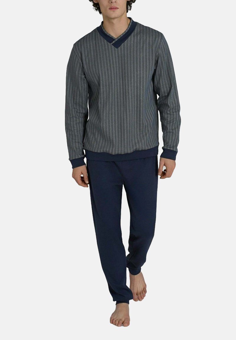 Set da loungewear da uomo composto da una maglietta a maniche lunghe grigia a righe con collo a V blu navy e pantaloni abbinati blu navy. Tessuto morbido e casual.