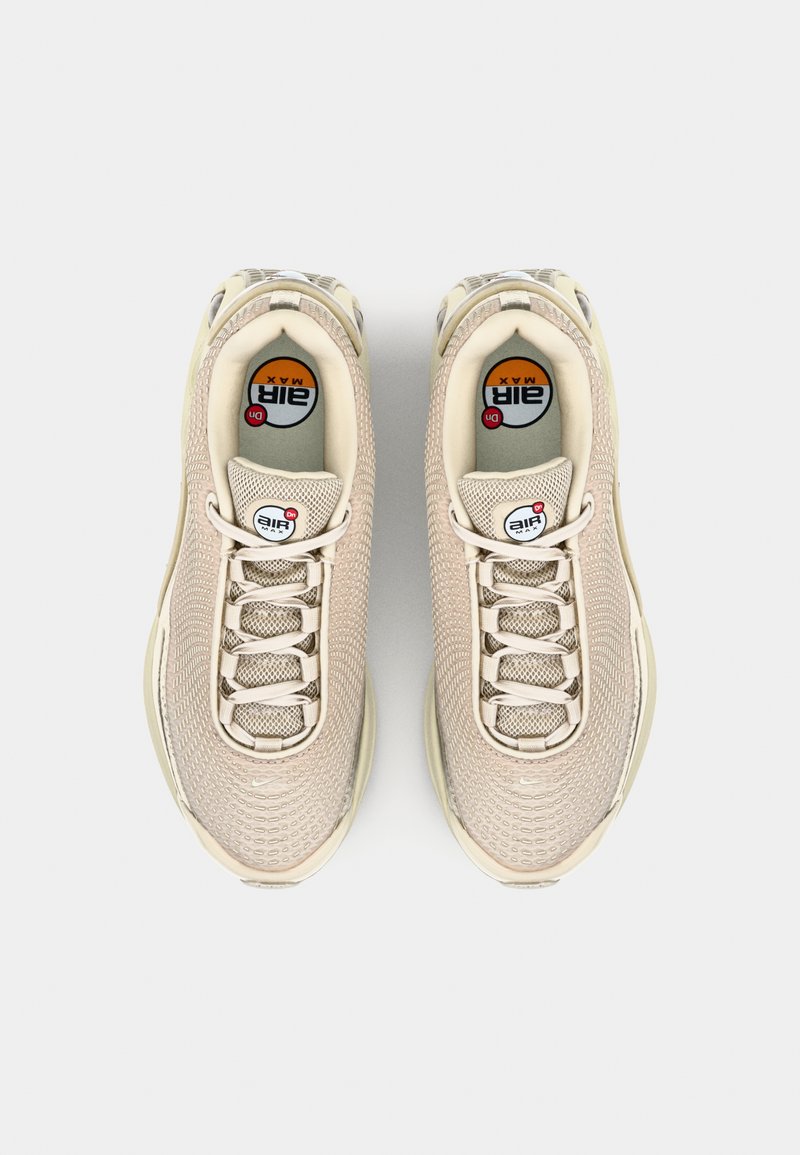 Beige Netzsneaker mit strukturierter Oberfläche, zweifarbigen Akzenten, abgerundetem Zehenbereich und Schnürverschluss. Mit sichtbarem Branding auf der Zunge.