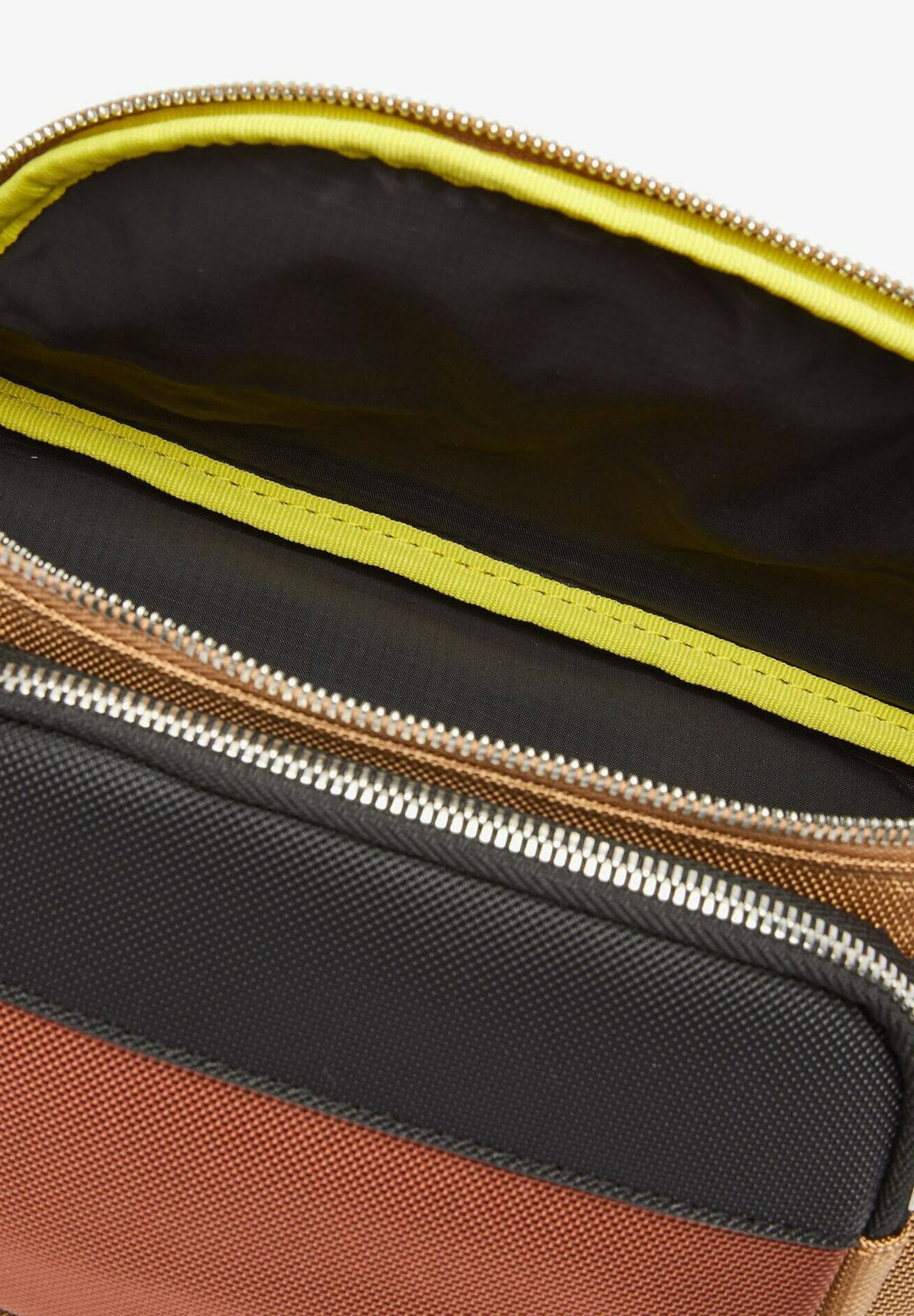 banane lacoste jaune